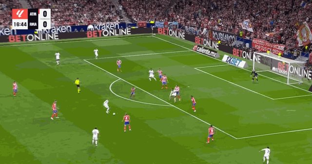 1727646727934088307.gif 【西甲】马竞1比1皇马,米利唐进球,科雷亚绝平