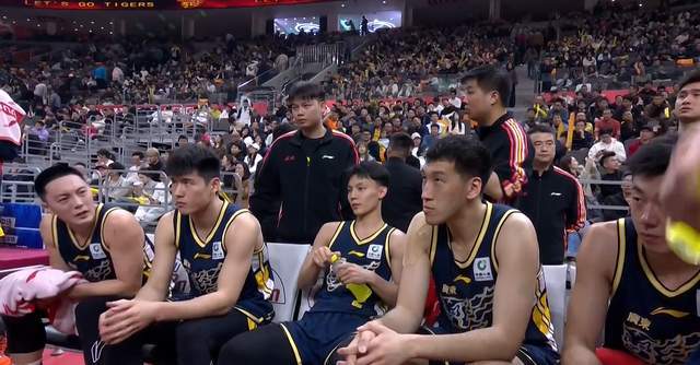 体彩-就这怎么冲冠？2场硬仗狂输71分，广东暴露短板，杜锋需做4点调整