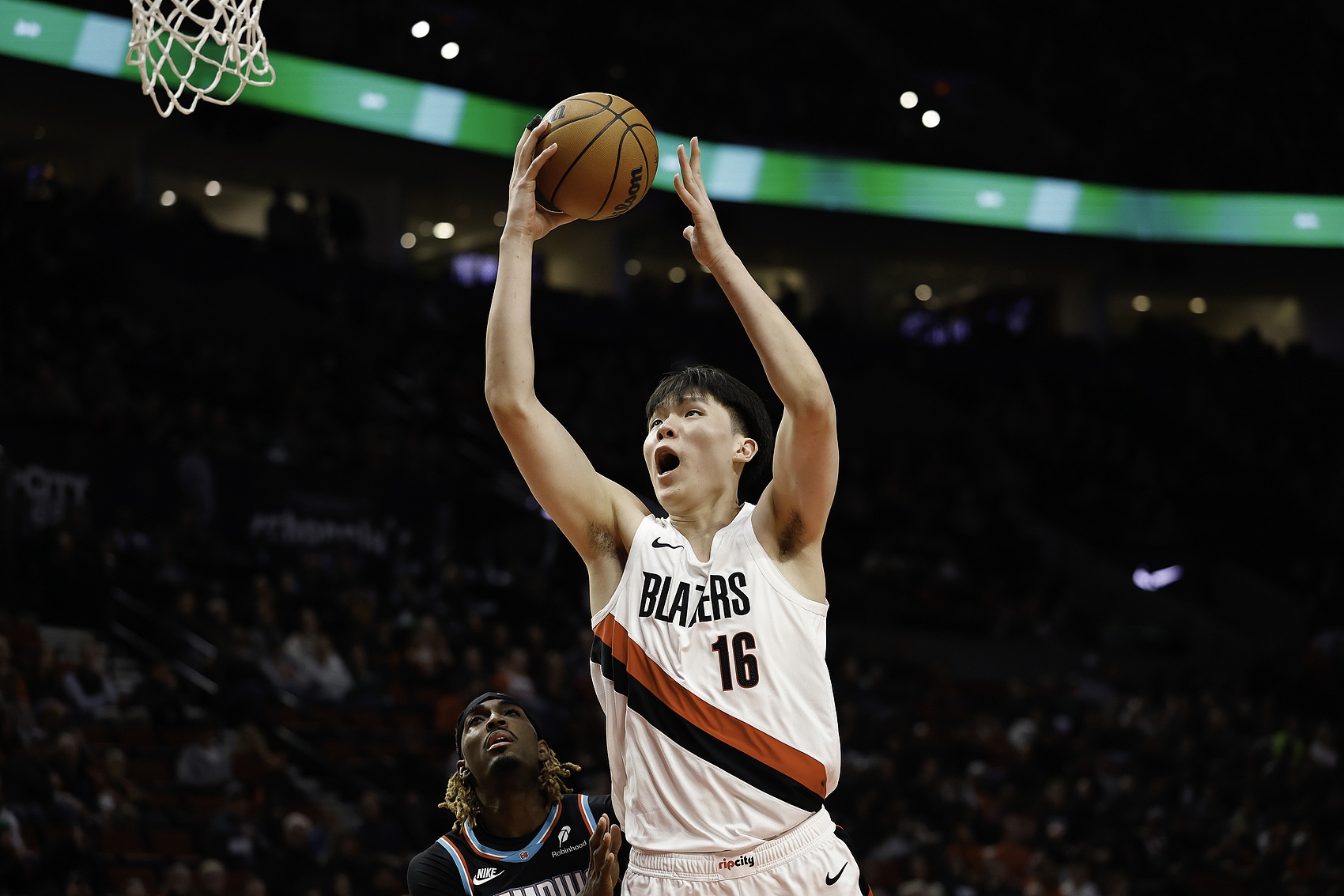 体育彩票-给个机会呗！上半场开拓者落后17分 杨瀚森暂时未获得上场机会